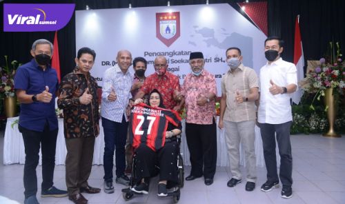 Rachmawati Soekarnoputri saat menerima kostum Persipura dari Walikota Jayapura, Benhur Tomi Mano di Aula DR. Ir. Sukarno UBK, Senin (14/6/2021). Foto : JMSI