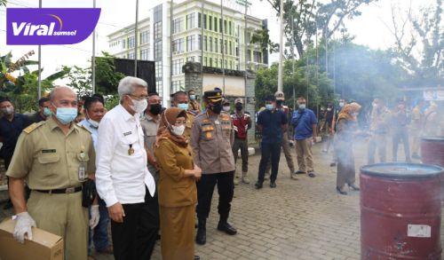 Wakil Gubernur Sumsel H Mawardi Yahya pimpin pemusnahan ribuan berkas arsip in aktif tidak benilai guna, Senin (14/6/2021). Foto : viralsumsel.com/sep