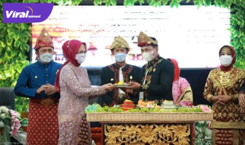 Gubernur Sumsel H Herman Deru bersama Walikota Palembang H Harnojoyo bersama Ketua DPRD Kota Palembang Zainal Abidin. Foto : viralsumsel.com/noto