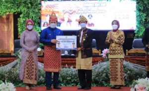 H Herman Deru Gubernur Sumsel berikan bantuan secara simbolis pada Walikota Palembang H Harnojoyo pada Rapat Paripurna Istimewa DPRD Kota Palembang, Kamis (17/6/2021). Foto : viralsumsel.com/sep