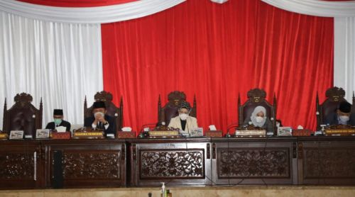 Pimpinan DPRD Provinsi Sumsel bersama Gubernur Sumsel dalam Rapat Paripurna XXXII (32) di Ruang Rapat Paripurna DPRD Provinsi Sumsel, Rabu (16/6/2021). Foto : viralsumsel.com/yuyu