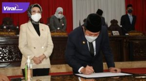 Gubernur Sumsel Herman Deru dan Ketua DPRD Provinsi Sumsel Hj RA Anita Noeringhati tanda tangani keputusan bersama terhadap dua Raperda menjadi Perda. Foto : viralsumsel.com/yuyu