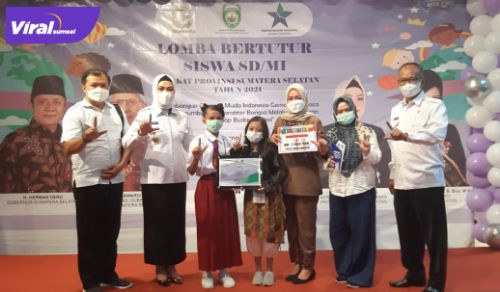 Tiasherany Ayu Syafitri pelajar SD Negeri 1 Sungai Lilin juara lomba Bercerita Sumsel SD/MI tingkat Provinsi Sumsel di Gramedia Palembang, Rabu (16/6/2021). Foto : viralsumsel.com/devi