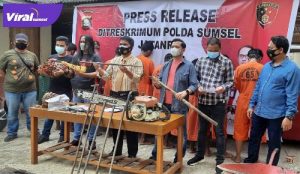 Anggota Unit 1 Subdit 3 Jatanras Ditreskrimum Polda Sumsel gelar press rilis kasus pencurian kelapa sawit milik PT Andira Agro. Foto : viralsumsel.com/kai