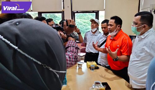 Head coach Cabor Pencak Silat Sumsel Abas Akber dampingi Ketua umum KONI Sumsel H Hendri Zainuddin beri keterangan pada awak media. Foto : viralsumsel.com/ion