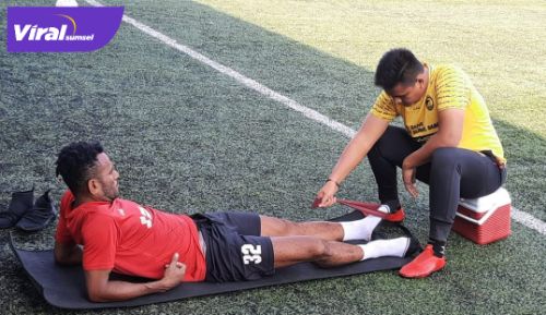 Gelandang Sriwijaya FC, Ronaldo Meosido dalam harus menepi dan mendapatkan perawatan fisioterapi. Foto : mo sfc for viralsumsel.com