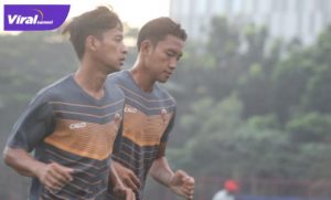 Dua pemain lokal Didik Setiawan (depan) dan Adistia Wicaksana trial di Sriwijaya FC. Foto : mo sfc