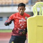 Teja Paku Alam penjaga gawang Persib berlatih di GBLA, Bandung, Senin (15/3/2021). Foto : dok Persib