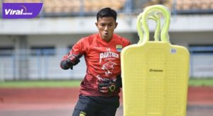 Teja Paku Alam penjaga gawang Persib berlatih di GBLA, Bandung, Senin (15/3/2021). Foto : dok Persib