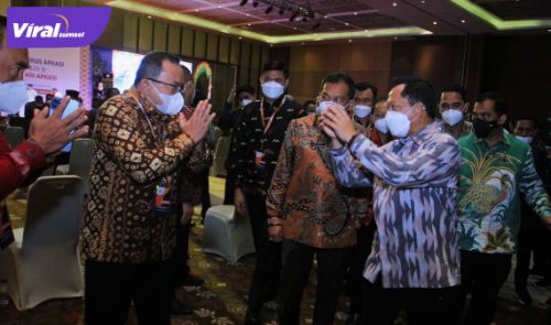 Bupati Dr Dodi Reza Alex menyapa Mendagri Tito Karnavian dalam acara pelantikan APKASI, di Bali, Sabtu (19/6/2021). Foto : pemkab muba