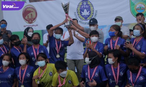 Selebrasi Arema FC Putri usai gelar juara Women Open Sriwijaya FC Championship 2021 di Stadion Gelora Sriwijaya, Minggu (20/6/2021) sore. Foto : viralsumsel.com/ion