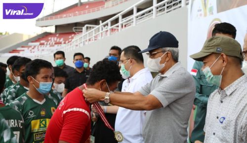 Wakil Gubernur Sumsel H Mawardi Yahya mengalungka medali pemenang Turnamen U-14 Pra Liga Sriwijaya FC di Stadion Gelora Sriwijaya, Minggu (20/6/2021) petang. Foto : viralsumsel.com/ion