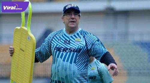 Robert Rene Alberts pelatih kepala Persib Bandung. Foto : dok Persib