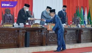 Wakil Gubernur Sumsel H Mawardi Yahya dalam Rapat Paripurna mendengarkan Pemandangan Umum Fraksi-fraksi Terkait Raperda Pertanggungjawaban Pelaksana APBD 2020. Foto : viralsumsel.com