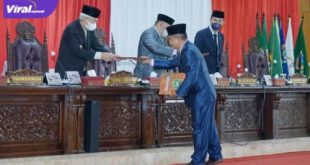 Wakil Gubernur Sumsel H Mawardi Yahya dalam Rapat Paripurna mendengarkan Pemandangan Umum Fraksi-fraksi Terkait Raperda Pertanggungjawaban Pelaksana APBD 2020. Foto : viralsumsel.com