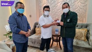 Walikota Lubuklinggau SN Prana Putra Sohe terima KTA PKB dari Ketua Umum PKB Muhaimin Iskandar. Foto : ist