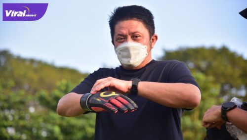 Herman Deru Gubernur Sumsel jadi penjaga gawang dalam kegiatan olahraga bersama memperingati hari Bhayangkari ke-75, di Lapangan Pakri, Selasa (22/6/2021) pagi. Foto : viralsumsel.com/ion