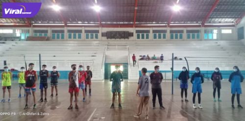 Sejumlah atlet bola voli kabupaten Lahat mengikuti seleksi Porprov, Selasa (22/6/2021). Foto : viralsumsel.com/oki