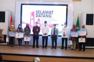 Walikota Palembang H. Harnojoyo pose bersama usai lantik Ratu Dewa jadi ketua lTPAKD, Rabu, (23 Juni 2021). Foto : viralsumsel.com/nto