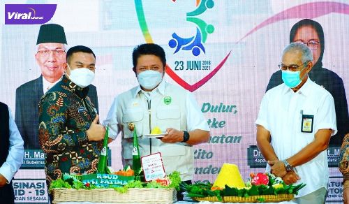 Gubernur Sumsel H Herman Deru terima potongan tumpeng dari Dirut RSUD Siti Fatimah dr. Syamsuddin Isac Suryamanggala, SpOG dalam acara puncak Ulang Tahun ke-3 RSUD Siti Fatimah, Rabu (23/6/2021). Foto : viralsumsel.com/sep