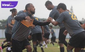 Para pemain Sriwijaya FC berlatih sebelum hadapi Piala Walikota Solo. Foto : mo SFC