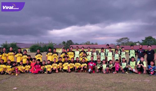 Pose bersama sebelum laga persahabatan antara SSB PBJ C2 versus SSB GJ B5 di Lapangan Desa Berlian Makmur, Rabu (23/6/2021) sore. Foto : viralsumsel.com/devi
