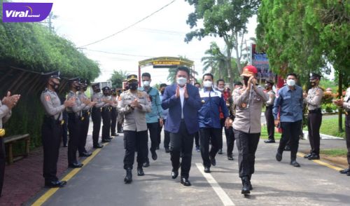 Gubernur Sumsel H.Herman Deru memberikan pembekalan kepada Siswa Diktuk Bintara Polri SPN Polda Sumsel. Foto : viralsumsel.com/kai
