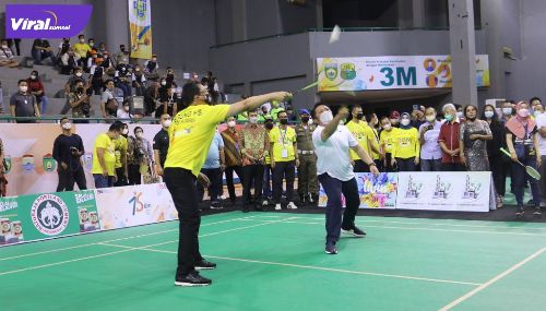 Ketua Umum PP PBSI Dr Agung Firman Sampurna berpasangan dengan Gubernur Sumsel H Herman Deru tampil dalam laga pembuka Single Event BNI Executive Badminton Tournament PBSI Sumsel, Jumat (25/6/2021) malam. Foto : viralsumsel.com/ion