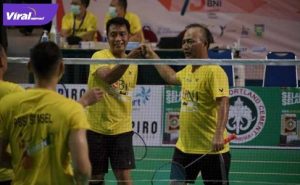Sekda Muba Apriyadi tampi di ajang BNI Executive Badminton Tournament PBSI Sumsel, di JSC , Jumat (25/6/2021) malam. Foto : viralsumsel.com/ion