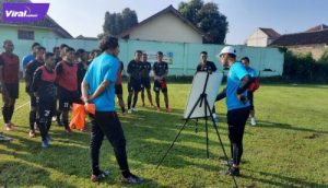 Nil Maizar pimpin latihan di Lapangan Gawangan, Dusun Klolokan, Kecamatan Colomadu, Kabupaten Karang Anyar, Minggu (27/6/2021) pagi. Foto : mo sfc for viralsumsel.com