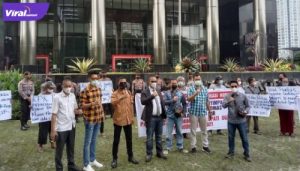 Sejumlah masa dari Bidik melakukan aksi di depan kantor Komisi Pemberantasan Korupsi Republik Indonesia, Jakarta, Senin, (28/6/2021). Foto : istimewa