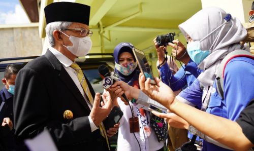 Wakil Gubernur Sumsel H Mawardi Yahya beri keterangan pada awak media usai hadiri Paripurna XXXI di Ruang Rapat Paripurna DPRD Provinsi Sumsel, Senin (28/6/2021) pagi . Foto : viralsumsel.com/sep