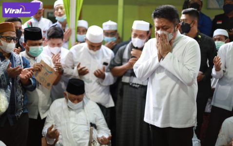 Gubernur Herman Deru ikut langsung menghadiri prosesi pemakaman almarhum KH Ahmad Nawawi Dencik Al-Hafidz di Pondok Pesantren Thafizh Putra Ahlul Qur'an, Senin (28/6/2021).Foto : viralsumsel.com/sep