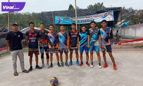Skuat bola voli Desa Senabing sebelum tanding melawan Tanjung Mulak wakil dari kecamatan Pulau Pinang Lahat, Kamis (1/7/2021). Foto : viralsumsel.com/oki