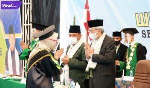 Wakil Gubernur Sumsel Ir H. Mawardi Yahya hadiri wisuda akbar Ponpes Ash-Shiddiqiah di Desa Lubuk Seberuk, Lempuing Jaya, OKI, Minggu (4/7/2021). Foto : viralsumsel.com/sep