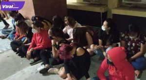 Sejumlah pengunjung cafe eks Lokalisasi Teratai Putih, Kampung Baru, Kecamatan Sukarami, Palembang, diamankan polisi, Minggu (4/7/2021) dini hari. Foto : viralsumsel.com/kai
