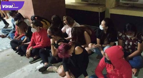 Sejumlah pengunjung cafe eks Lokalisasi Teratai Putih, Kampung Baru, Kecamatan Sukarami, Palembang, diamankan polisi, Minggu (4/7/2021) dini hari. Foto : viralsumsel.com/kai