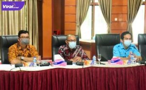 Asisten Babul Ibrahim bersama Plt. Kadis Kominfo Novaredy, SE., MM dan kasi Kemitraan Komunikasi Publik Andi Wijaya, SH., MH saksikan penyerahan penghargaan, Jumat (2/7/2021). Foto : viralsumsel.com/lam