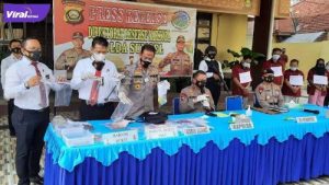 Direktorat Reserse Narkoba Polda Sumsel gelar jumpa pers hasil penggerebekan industri pil ekstasi skala rumahan di Palembang, Senin (5/7/2021). Foto : viralsumsel.com/kai