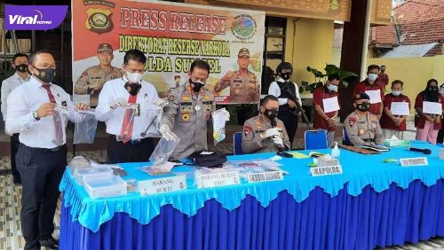 Direktorat Reserse Narkoba Polda Sumsel gelar jumpa pers hasil penggerebekan industri pil ekstasi skala rumahan di Palembang, Senin (5/7/2021). Foto : viralsumsel.com/kai