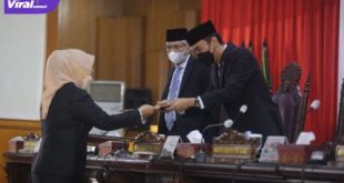 H Muchendi Wakil Ketua DPRD Sumsel didampingi Wakil Gubernur Sumsel H Mawardi Yahya terima terima penyampaian pendapat akhir fraksi-fraksi terkait Raperda Pertanggungjawaban Pelaksanaan APBD Tahun Anggaran 2020. Foto : viralsumsel.com/sep