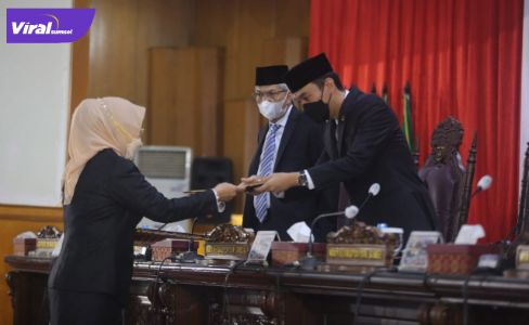 H Muchendi Wakil Ketua DPRD Sumsel didampingi Wakil Gubernur Sumsel H Mawardi Yahya terima terima penyampaian pendapat akhir fraksi-fraksi terkait Raperda Pertanggungjawaban Pelaksanaan APBD Tahun Anggaran 2020. Foto : viralsumsel.com/sep