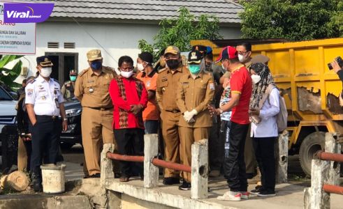 Wakil Walikota Palembang Fitrianti Agustinda, saat mengunjungi aliran Sungai Sekanak, Senin (5/7/ 2021). Foto : viralsumsel.com/nto