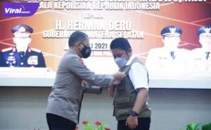 Penghargaan Pin Emas disematkan Kapolri Jenderal Pol Drs. Listyo Sigit Prabowo, M.Si melalui Kapolda Sumsel Irjen Pol. Prof. Dr. Eko Indra Heri, M.M kepada H.Herman Deru, Senin (5/7/2021) siang. Foto : viralsumsel.com/sep