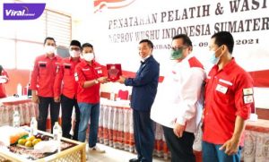 Ketua WI Sumsel M Asrul Indrawan didampingi Pembina WI Sumsel Ahmad Yani berikan cinderamata pada Ketua KONI Sumsel diwakili Wandri dalam acara Penataran Pelatih, Wasit dan Juri, Senin (5/7/2021) pagi. Foto : viralsumsel.com/ion