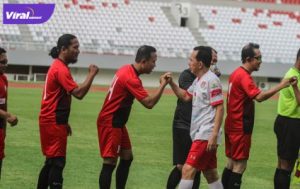 Walikota Prabumulih Ridho Yahya perkuat Old Star Persipra Prabumulih tos dengan para pemain Old Star PS Palembang sebelum uji coba di Stadion Gelora Sriwijaya, Minggu (4/7/2021) sore. Foto : istimewa