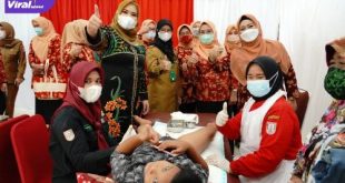 Penasehat DWP Banyuasin dr. Sri Fitriyanti Askolani hadiri Bhakti sosial sunatan massaldi Gedung Graha Sedulang Setudung, Senin (5/7/2021). Foto : viralsumsel.com/lam