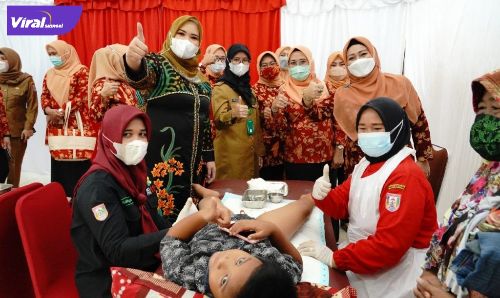 Penasehat DWP Banyuasin dr. Sri Fitriyanti Askolani hadiri Bhakti sosial sunatan massaldi Gedung Graha Sedulang Setudung, Senin (5/7/2021). Foto : viralsumsel.com/lam