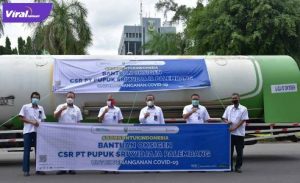 Jajaran Direksi PT Pusri Palembang lepas keberangkapan mobil tangki pembawa oksigen di Halaman Parkir Departemen Sekuriti Komplek Pusri, (30/6/2021). Foto : viralsumsel.com/darwin