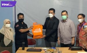 Wakil Rektor Universitas Bina Darma H Hendri Zainuddin SPd SH saat silaturahmi ke Sekretariat PWI Sumsel, diterima Ketua PWI Sumsel, H Firdaus Komar, Rabu (7/7/20201). Foto : viralsumsel.com/ion